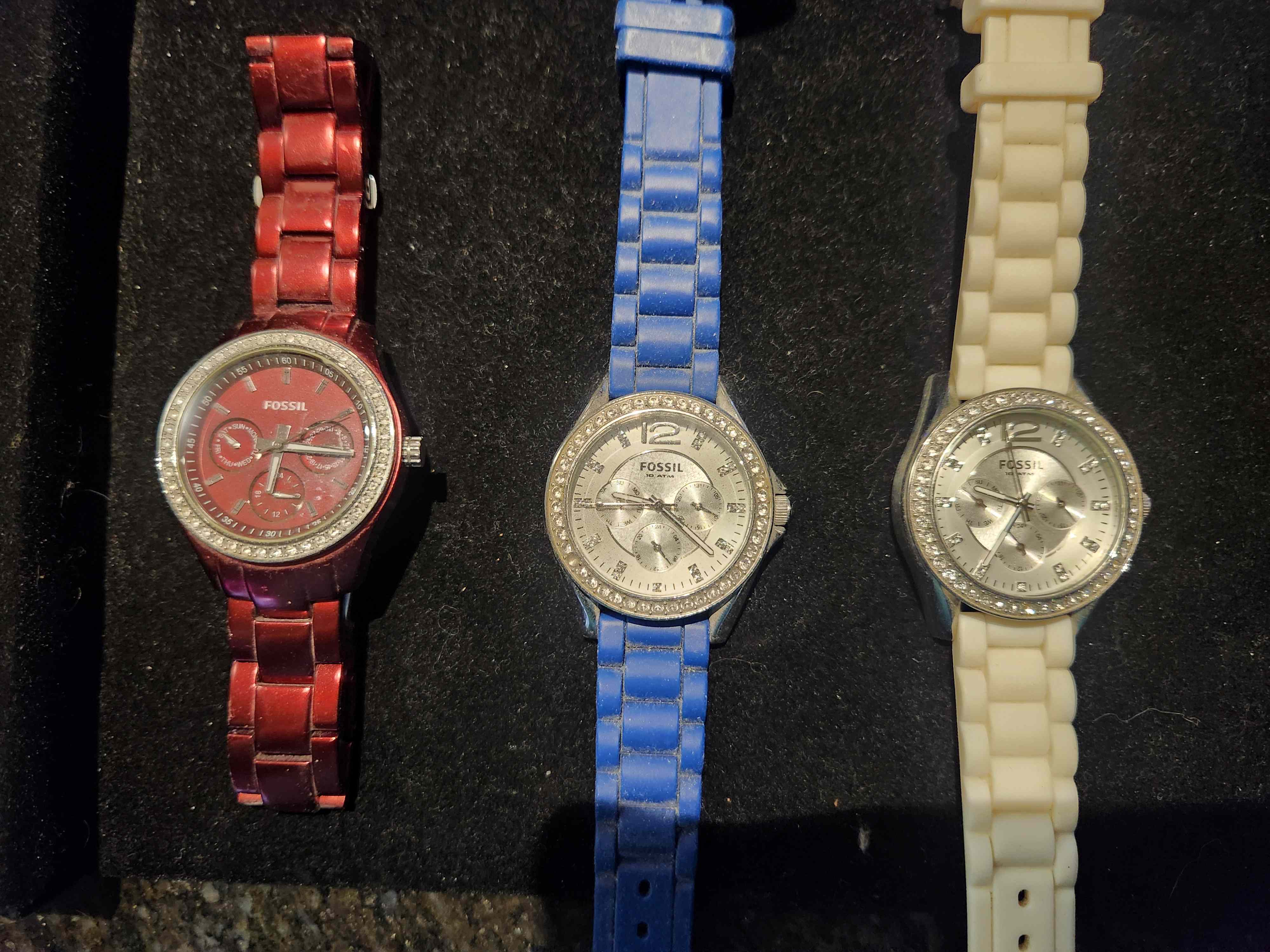 Stylish & Elegant Fossil Women’s Watches – Available in Red, Blue, and White Image